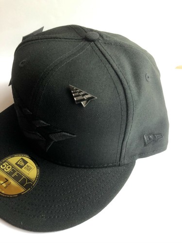 NUEVO CON ETIQUETAS New Era Aviones de Papel Negro/Negro 59FIFTY Sombrero Ajustado con Pin de Metal - Imagen 3 de 11