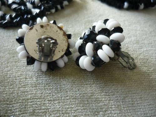 PENDIENTES Y COLLAR DE 5 HILOS CON CLIP EN BLANCO Y NEGRO DE COLECCIÓN/26" DE LARGO - Imagen 6 de 7