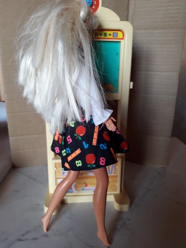 Barbie Insegnante maestra, Alunni, bambini ,Banchi scuola E Lavagna ,Mattel 1995 - Foto 11 di 24