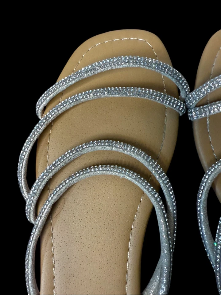 Sandalias planas sin cordones Andiamo para mujer con correa de estrás talla 8W anchas tostadas plateadas Foto 3 de 4