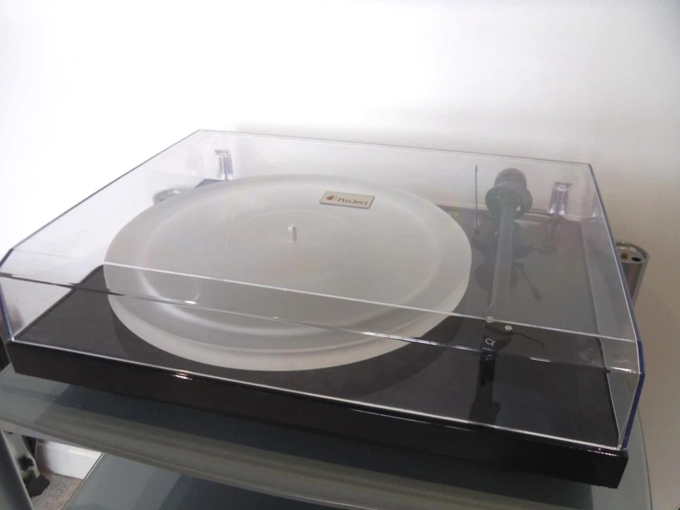 Pro-Ject Debut III (3) Plattenspieler mit Acryl-IT Platte und Ortofon Tonabnehmer - Bild 3 von 4