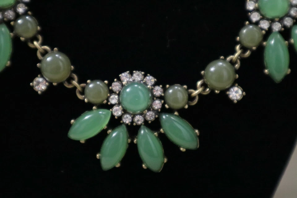 Elegante collar J Crew. Estrás Lucite Tono Dorado Verde Luz Ahumada Flor Foto 2 de 4