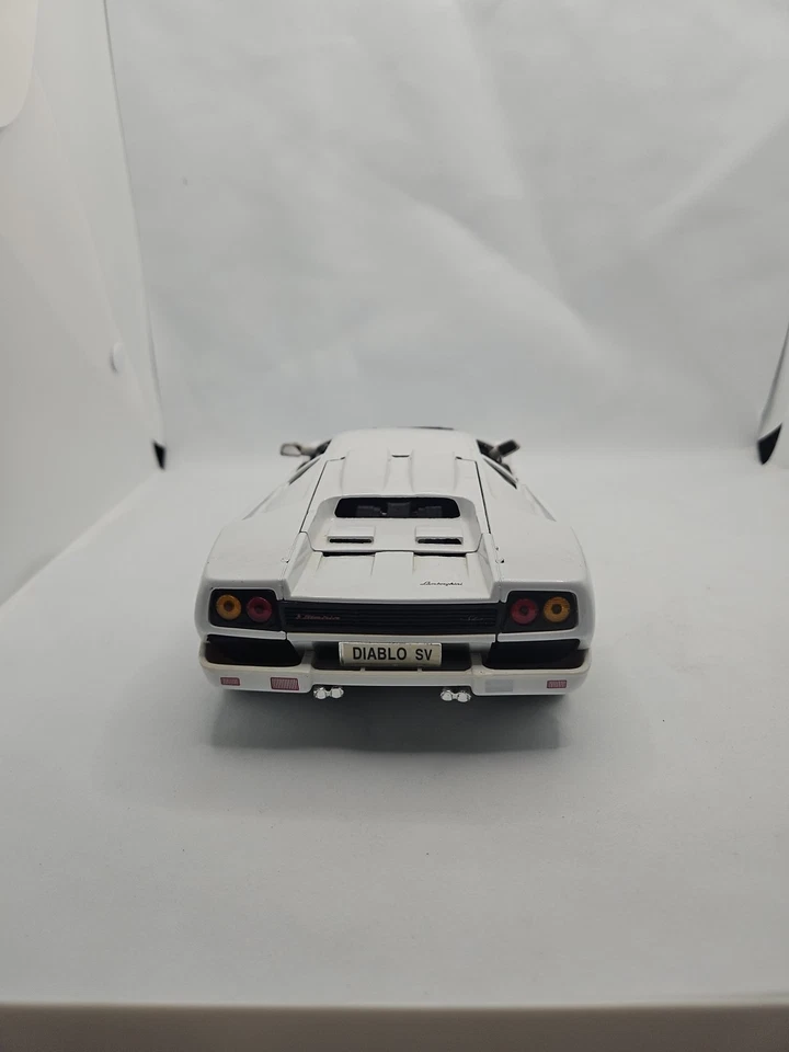Maisto Die-cast 1:18 Lamborghini Diablo S V White pre owned #BXH - Image 3 of 4