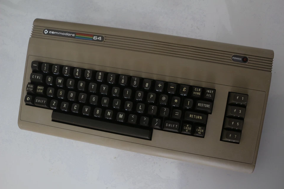 COMMODORE 64 C64 BISCOTTONE RESTAURATO - Immagine 2 di 4