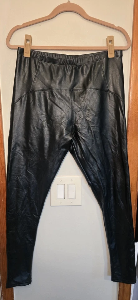 Calça skinny feminina HOT KISS preta de couro sintético elástica tamanho G NOVA - Imagem 2 de 2
