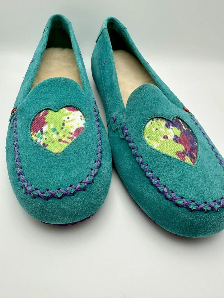 Zapatillas UGG Mocasín Verde con Recorte Corazón Talla 7 ¡Excelente Estado! Foto 2 de 4