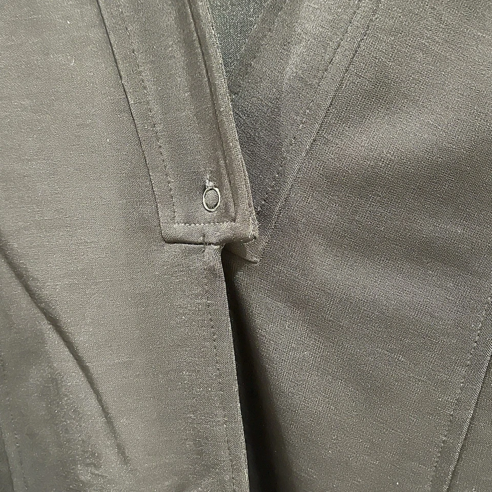 Cárdigan largo elástico delantero abotonado negro vintage de un acento TADASHI L Foto 3 de 4