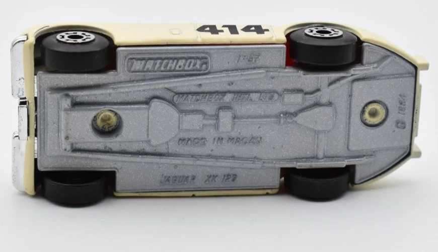 Matchbox Superfast Jaguar XK 120 Cabriolet crema. Made in Macao - Immagine 4 di 4