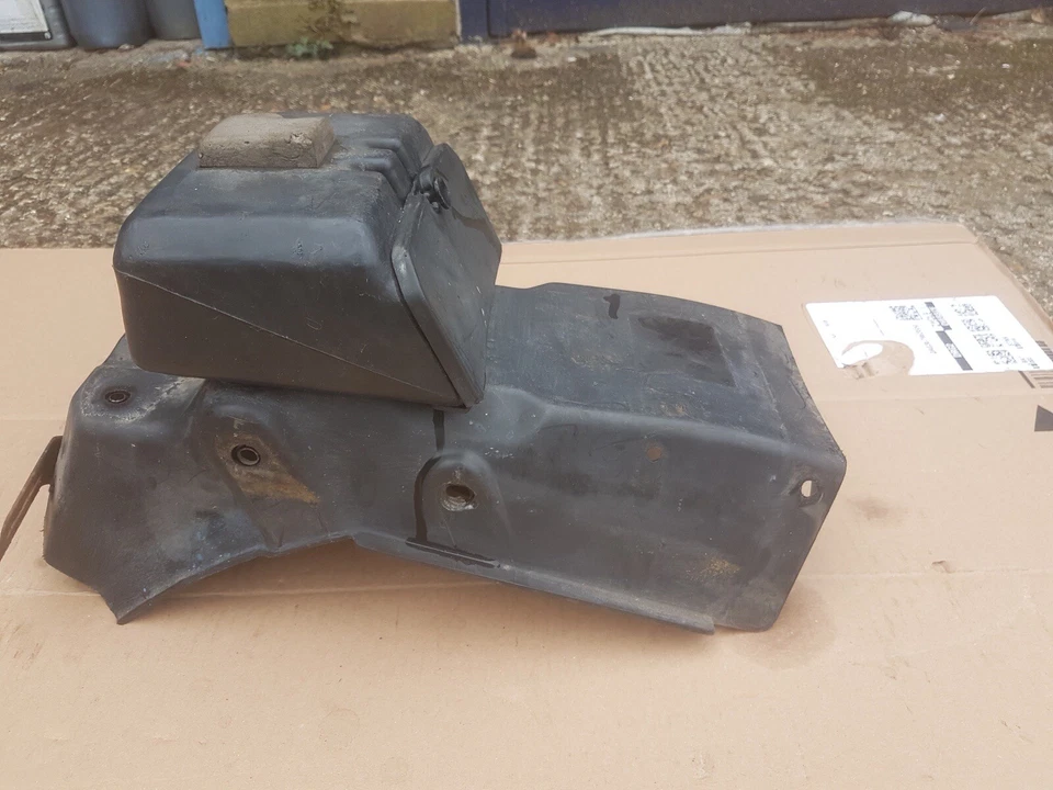 SUZUKI GS550ES GS 550 ES PROTECTOR DE BARRO TRASERO CAJA DE HERRAMIENTAS FABRICANTE DE EQUIPOS ORIGINALES Foto 2 de 4