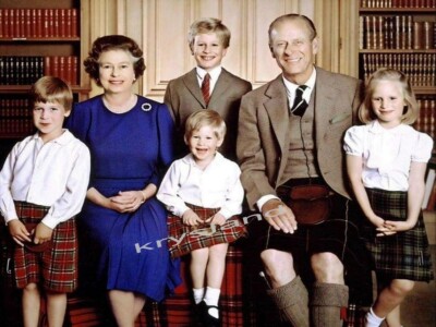  QUEEN ELIZABETH II AND PRINCE PHILIP PORTRAIT OF THE ROYAL FAMIL RARE PHOTO