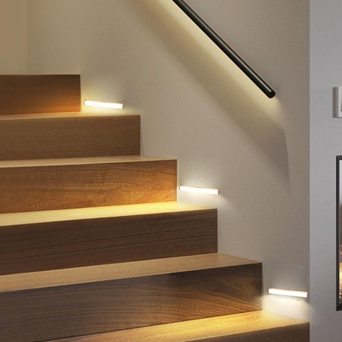 Sensore di movimento magnetico PIR luce LED USB striscia ricaricabile armadio lampada notturna - Foto 9 di 15