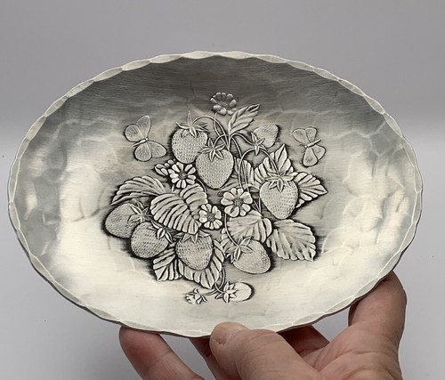 Wendell August Erdbeeren Schmetterling handgefertigte ovale gehämmerte Schale USA 6,75x5"