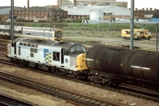 PHOTO  CLASS 158 LOCO NO 158781 - 37705 AT PETERBOROUGH 1991