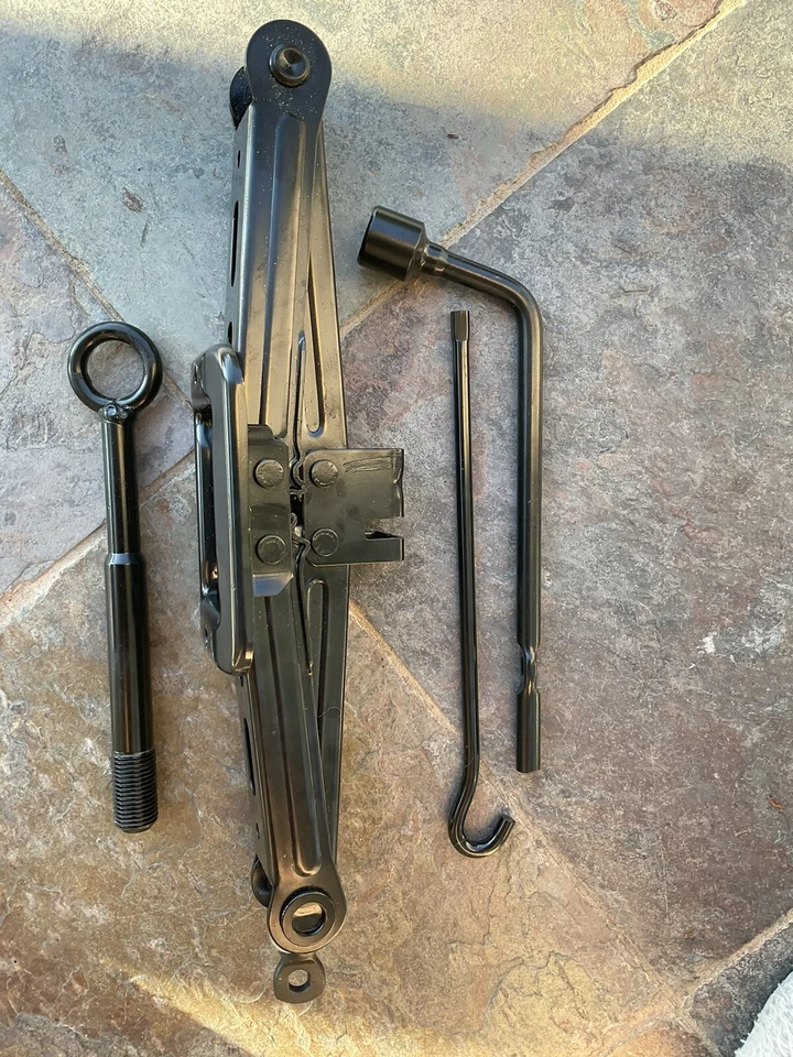 Juego de gatos de neumáticos Hyundai Santa Fe 2013-2020 con herramientas OEM Foto 2 de 4