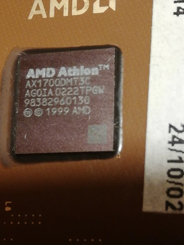 CPU AMD ATHLON XP 1999 - 1.67GHz (AX1700DMT3C) Processor - Immagine 2 di 3