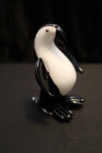 Murano Italian Art Glass - PURPOSEFUL PENGUIN - Nice Colors and Fine Details - Picture 2 of 7