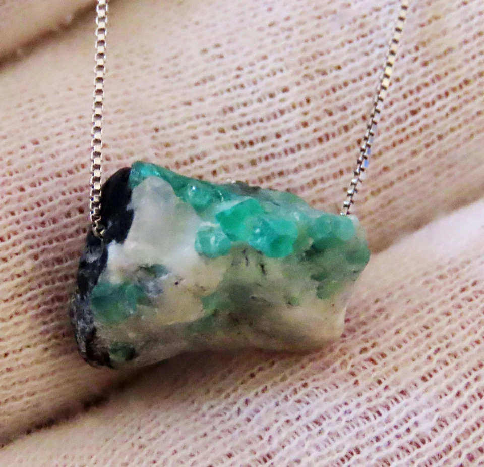 Ciondolo in argento con smeraldo grezzo nella matrice - Immagine 3 di 4