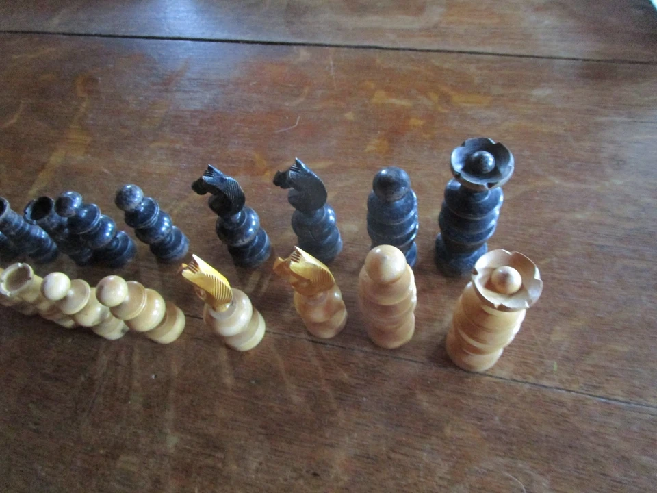 Jeu d'échec / 32 pièces anciennes en buis dans un coffret en bois - Photo 3/4