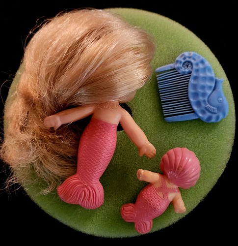 RIESIGES VINTAGE KONVOLUT !!! KENNER SEA WEES MEERJUNGFRAU PUPPEN BABY KÄMME SCHWÄMME MUSCHELKOFFER 1979 - Bild 17 von 24