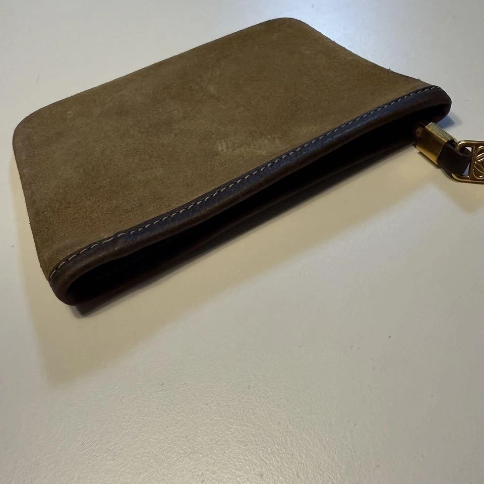 Bolsa LOEWE Anagrama Repujado en Gamuza Marrón con Herrajes Dorados Foto 4 de 4