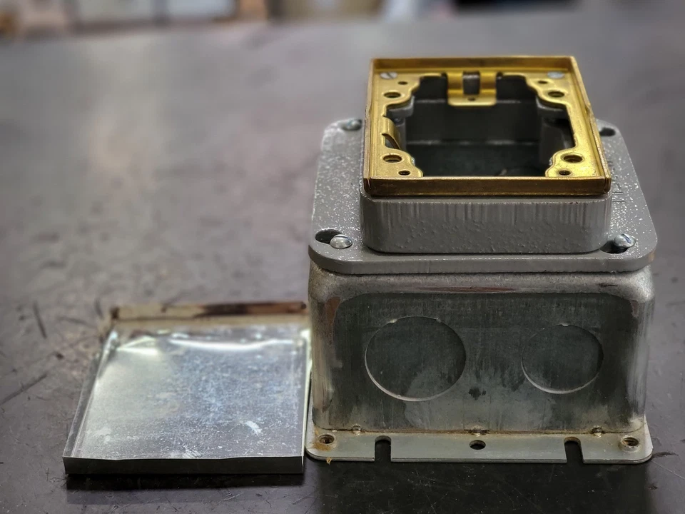 SURPLUS NUEVO Hubbell 6256 Caja de piso de concreto de una sola banda - Cajas de distribución Foto 3 de 4