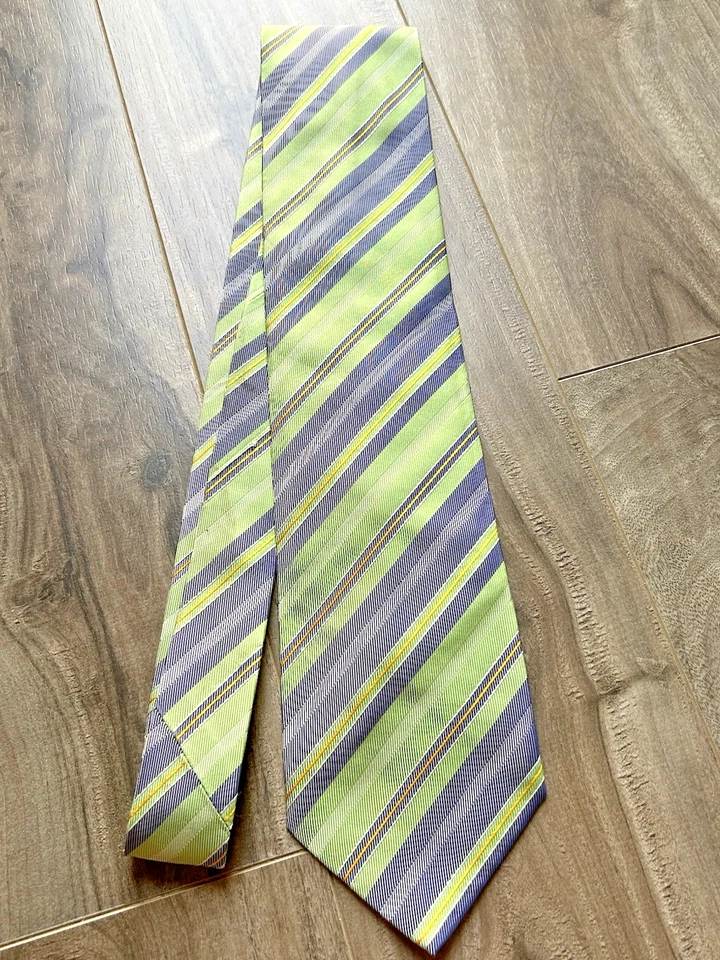 Corbata de seda Dolcepunta siete pliegues para hombre Italia rayas verde lavanda amarillo usada en excelente estado Foto 2 de 4