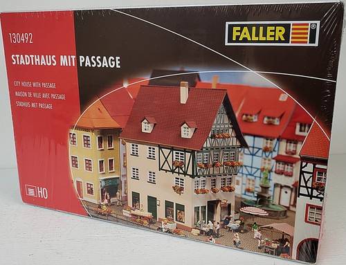NUEVO FALLER #130492 KIT de plástico escala HO casa de ciudad con paso peatonal Marklin | Zustand: New