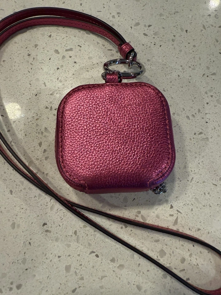 Estuche Kate Spade AirPod Cordón Rosa Brillo Cuero Brillante Con Cremallera Foto 3 de 4