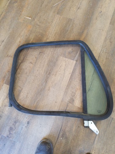 Freightliner CASCADIA Right Passenger Door Vent Glass With Rubber Gasket - Used