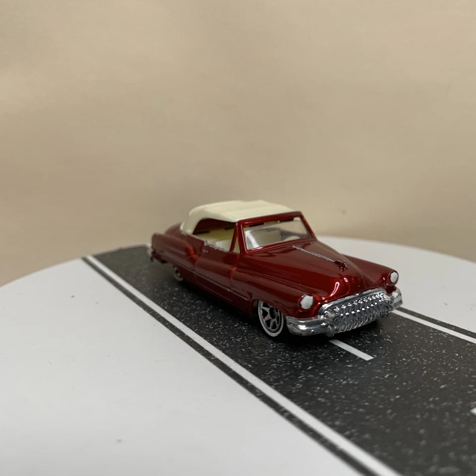 CUSTOM Yatming #8904 1950 Buick Roadmaster conversível vermelho escuro com parte superior branca  - Imagem 3 de 4