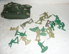 Vtg 17 Green Plastic Army Men Lot With Tank S-24