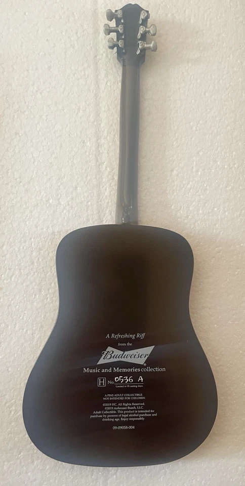 NUEVA GUITARRA DECORATIVA COLECCIONABLE “A Refreshing Riff” Budweiser Music & Memories Foto 2 de 4