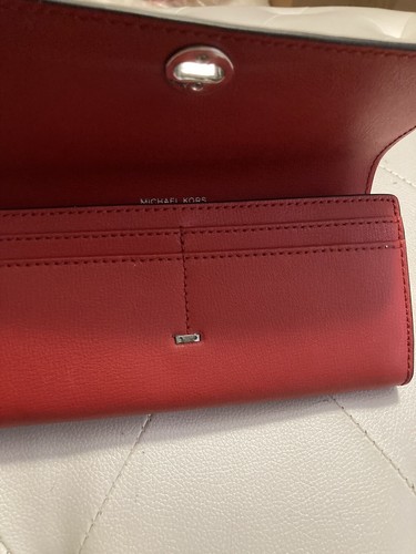 Billetera Michael Kors Rivington Grande con tachuelas plateadas rojo brillante $145 - Imagen 8 de 12