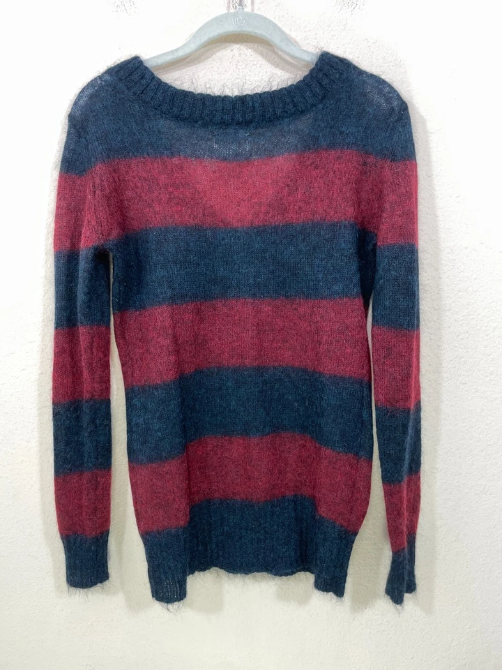 Menino. Suéter feminino Band of Outsiders tamanho 1 (S) listrado mohair gola V vermelho marinho - Imagem 3 de 4