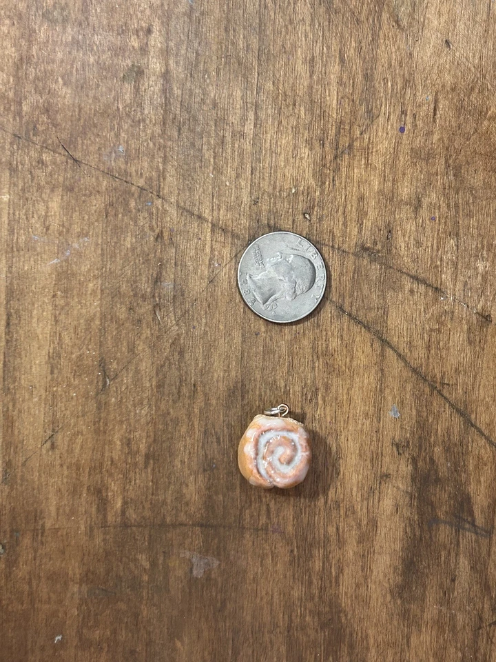 Миниатюрное ожерелье-амулет ручной работы из полимерной глины с корицей на серебряной цепочке - Изображение 3 из 4
