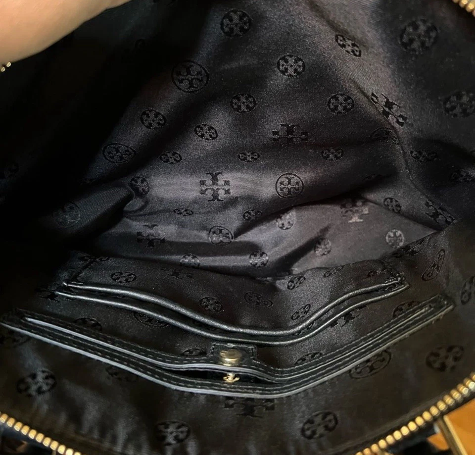 Bolsa satchel Tory Burch Robinson preta - Imagem 4 de 4