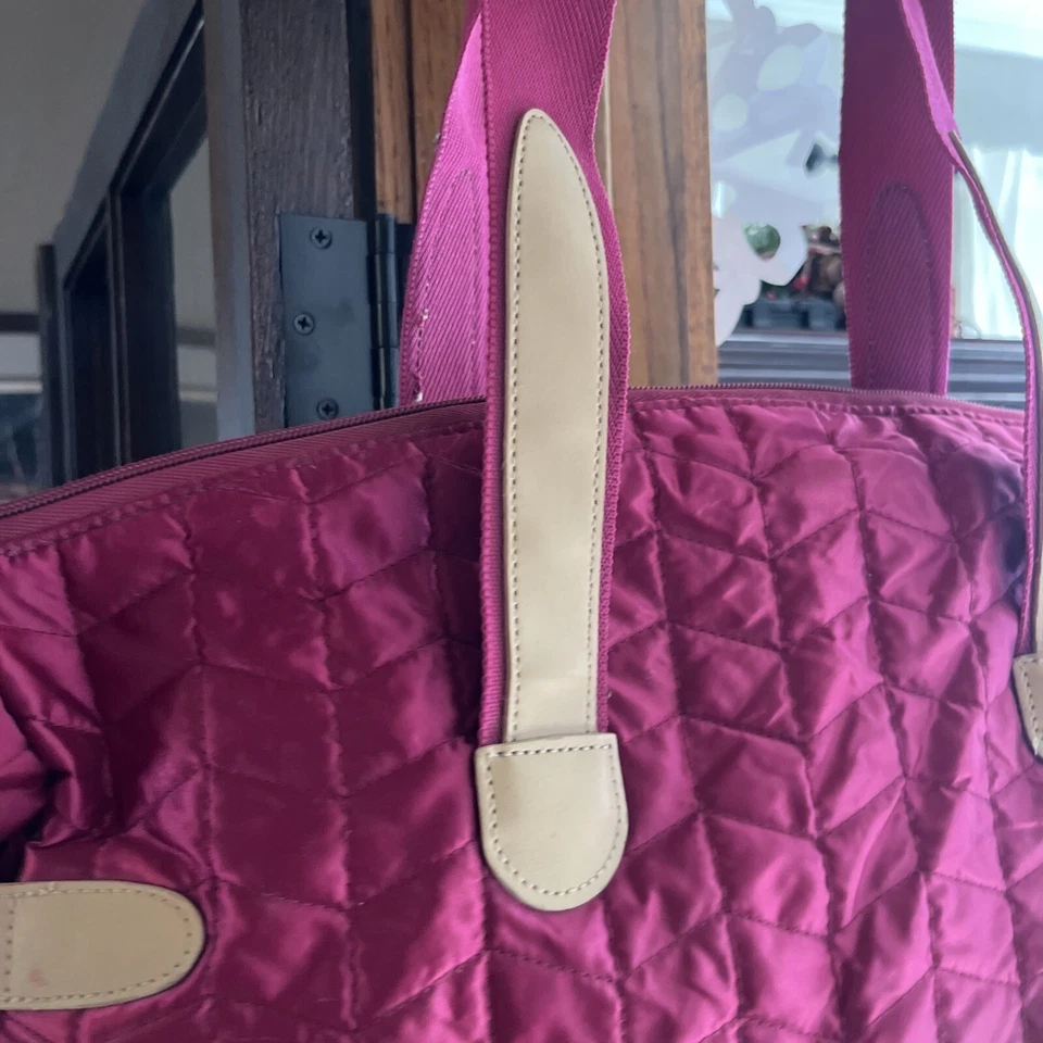 "Bolso de fin de semana Liz Claiborne grande acolchado rosa satinado tostado charol ribete 18x20x9""" Foto 3 de 4