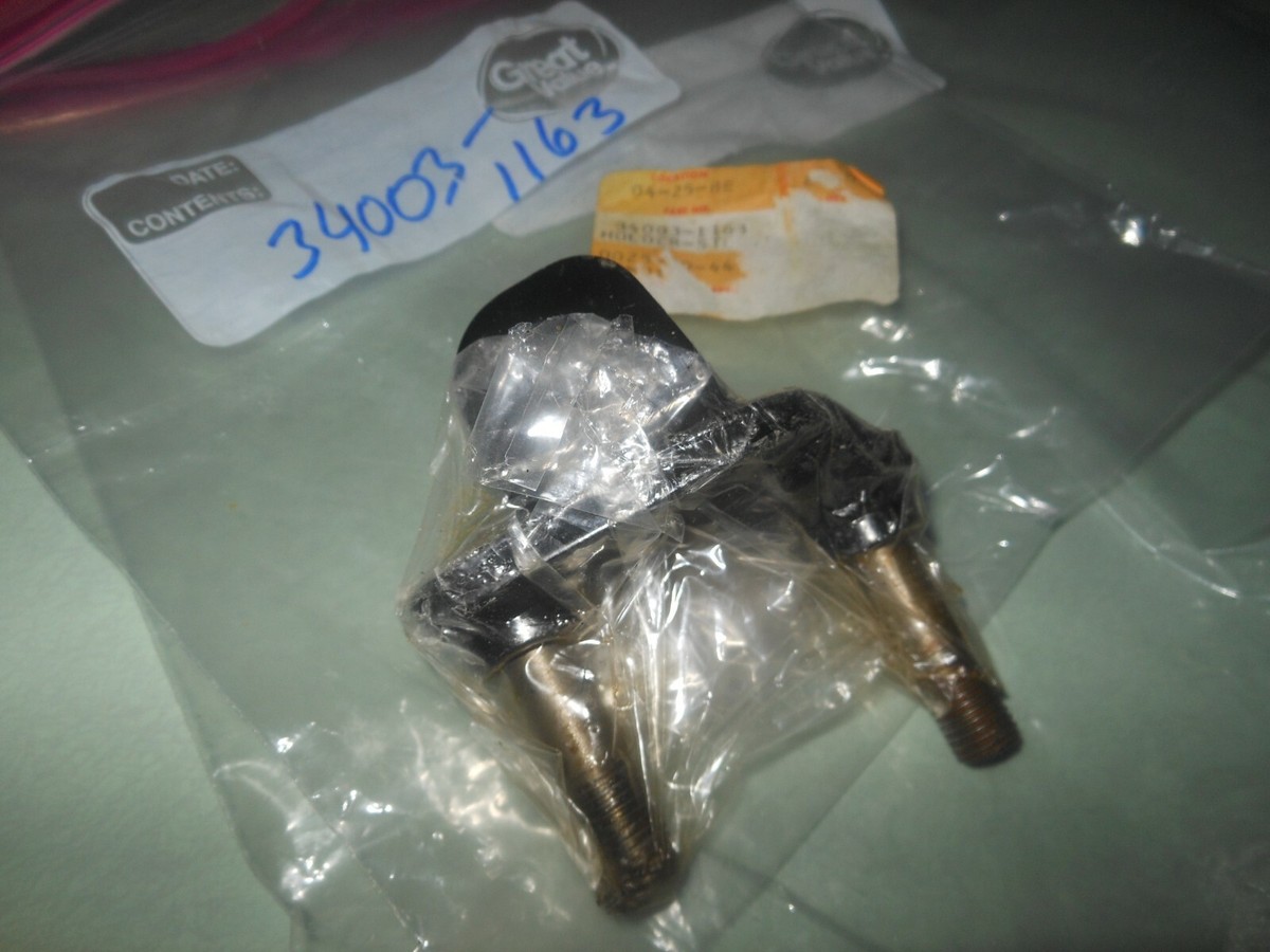 NOS OEM Kawasaki 83 - 85 ZX750 A1 E2L +++ Front Right Step Holder