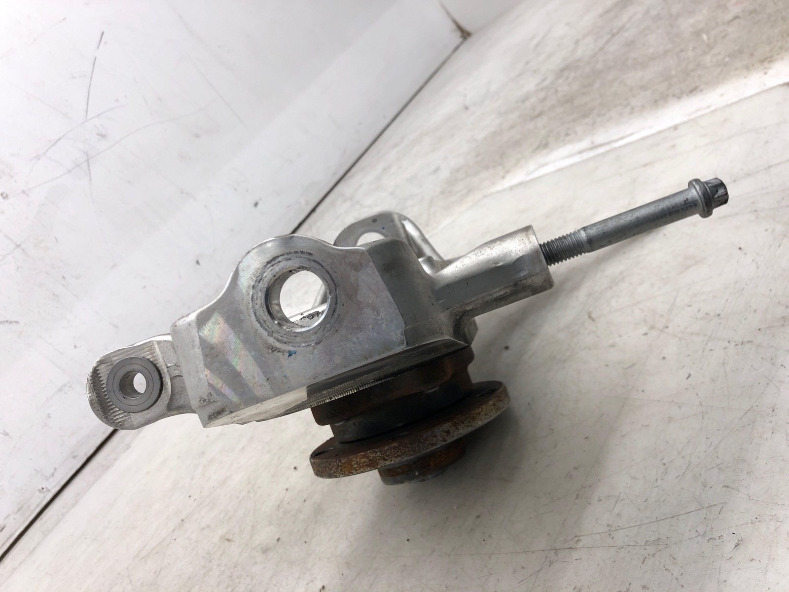 2015-2021 MCLAREN 570S RIGHT FRONT SPINDLE KNUCKLE WHEEL BEARING HUB 13BA104CP