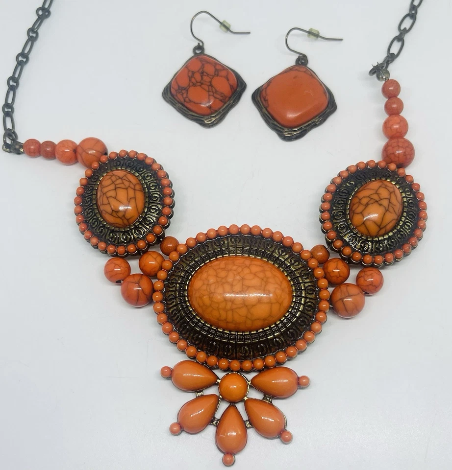 Conjunto de três brincos combinando medalhões ornamentados colar babador com miçangas laranja deserto - Imagem 3 de 4