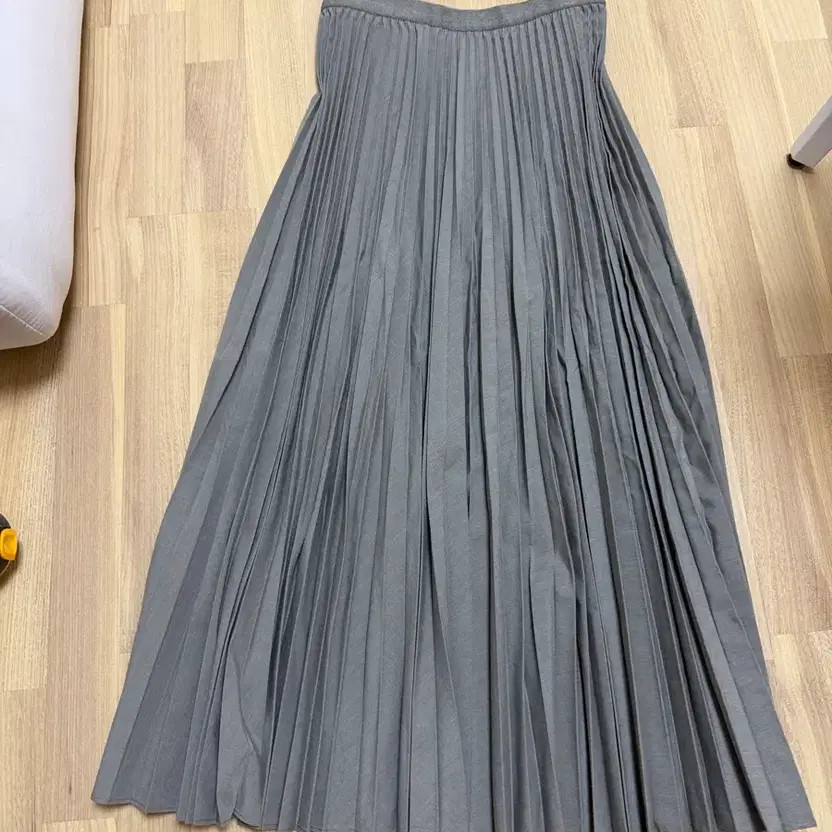 UNIQLO Pleated Long Skirt - S Size, Grey/Reddish