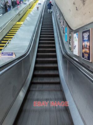 FOTO ROLLTREPPE GRENZEN GRÜN BAHNHOF LONDON N11 DIE AUFWÄRTS ROLLTREPPE UND TREPPE