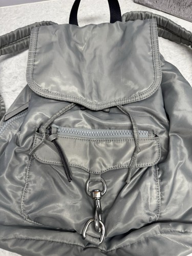 Mochila de nailon Rebecca Minkoff masilla plateada bolsillos medianos con cremallera Nordstrom - Imagen 18 de 24