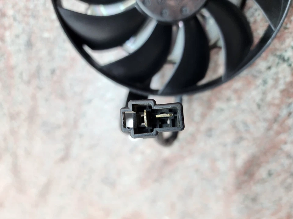 Ventilador de refrigeración del radiador izquierdo Yamaha YZF-R6 2008-2016 OEM PANASONIC SSW9809L Foto 2 de 4