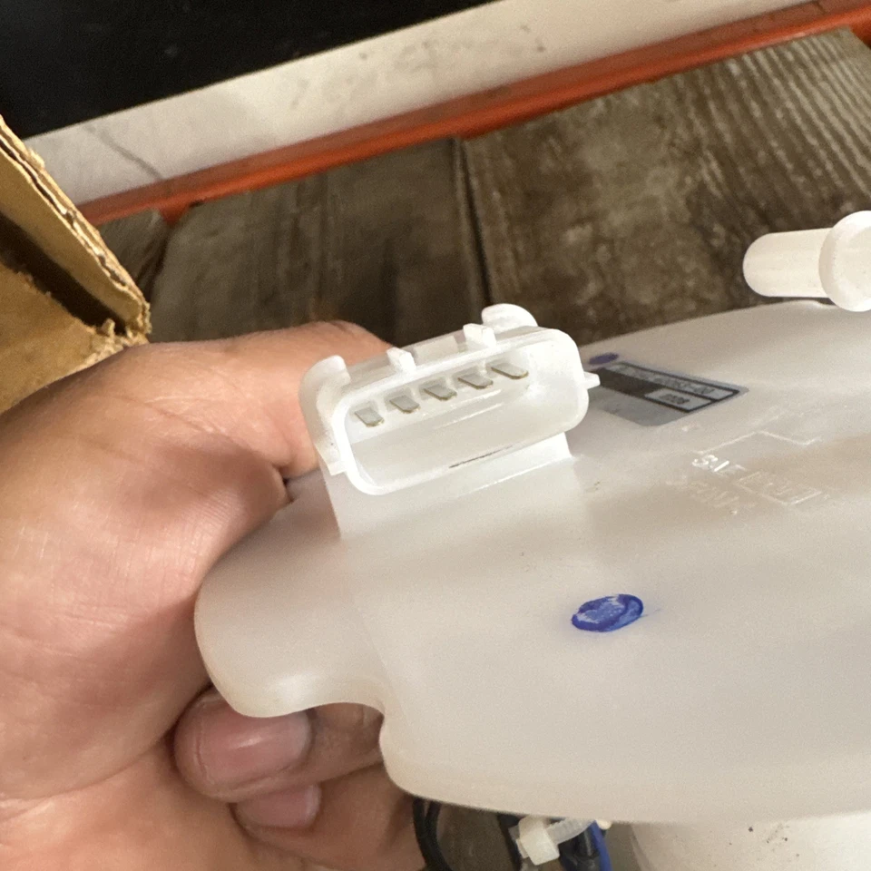 Bomba de combustible Aisan para Infiniti G37/ 2008-2013/OEM usada  Foto 3 de 3