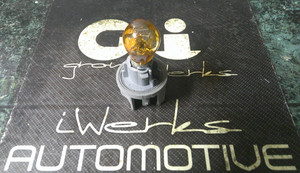 (1) 99-02 USDM OEM Saab 9-3 front corner marker light lamp primary bulb socket