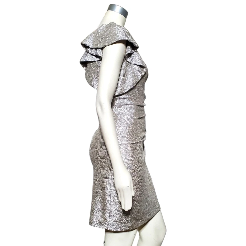 Vestido de Coquetel Feminino Hailey Adrianna Papell Folha Dourada Tamanho 4 Um Ombro - Imagem 4 de 4