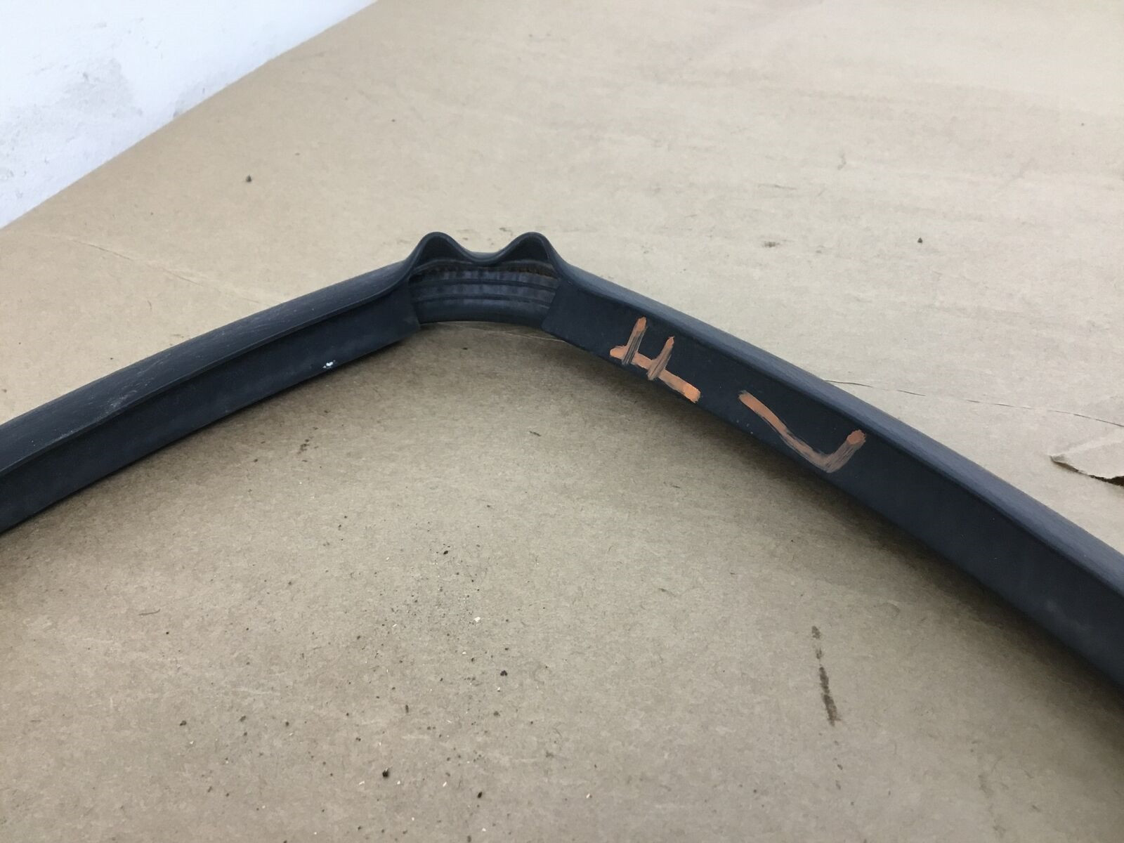 Aston Martin DB9 2013-2016 FRONT+LEFT Weatherstrip