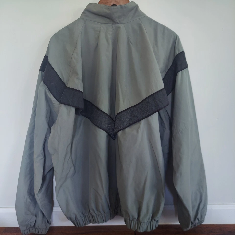 Chaqueta cortavientos grande regular militar IPFU PT física gris cremallera Foto 3 de 4