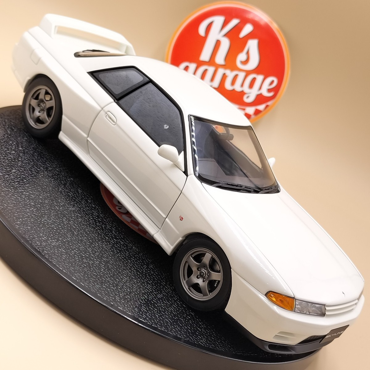 AUTOart 1/18 Nissan Skyline GT-R R32 Crystal White 77342